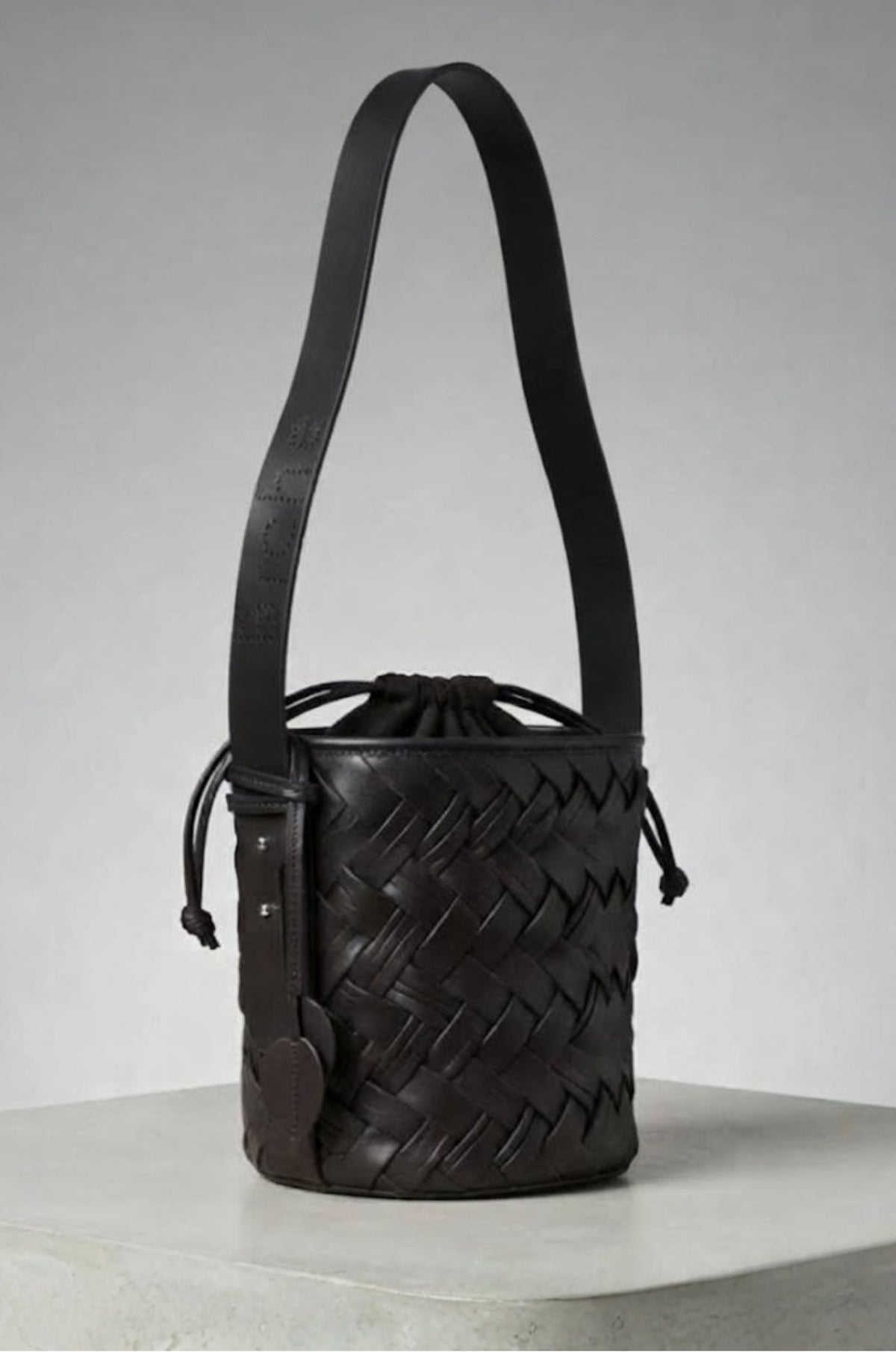 Bichon V hand-woven leather bucket bag in Black, front view — Biche Maison Dréan
