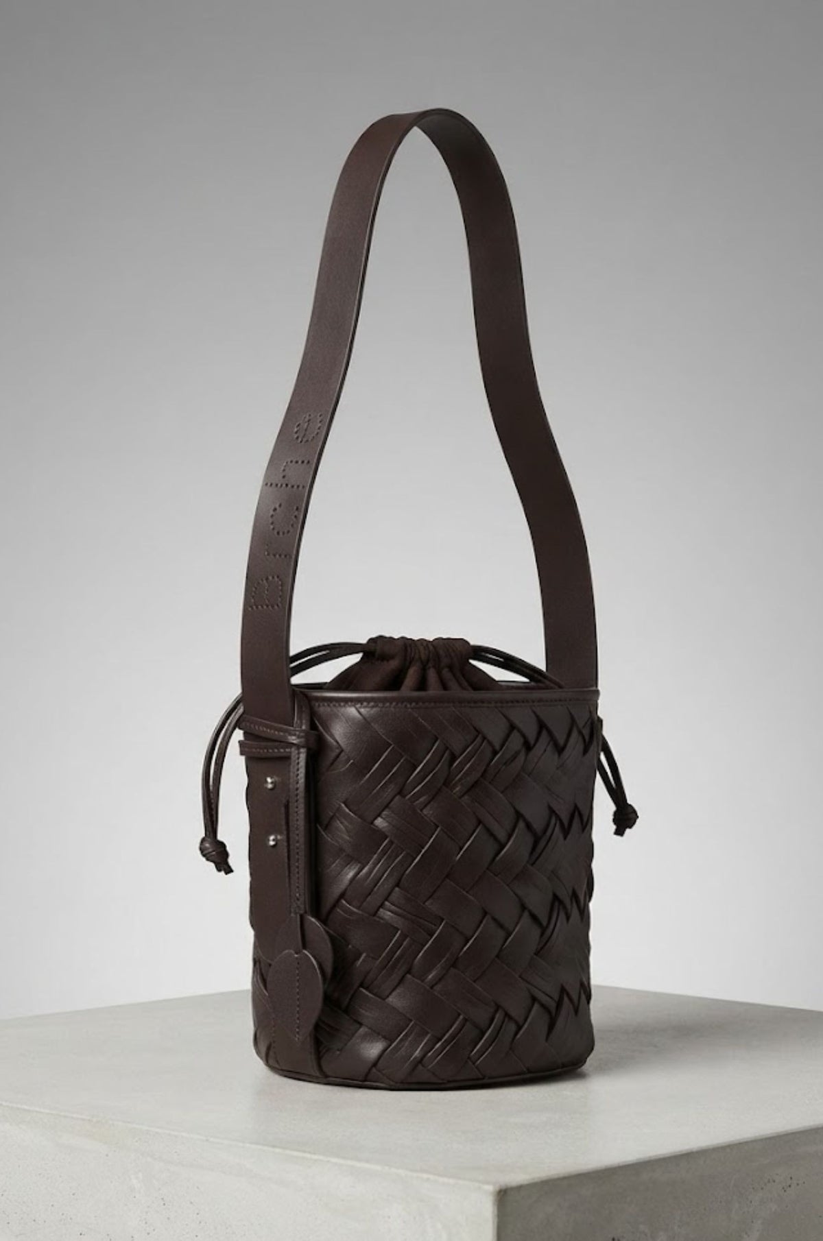 Bichon V hand-woven leather bucket bag in Brown, front view — Biche Maison Dréan