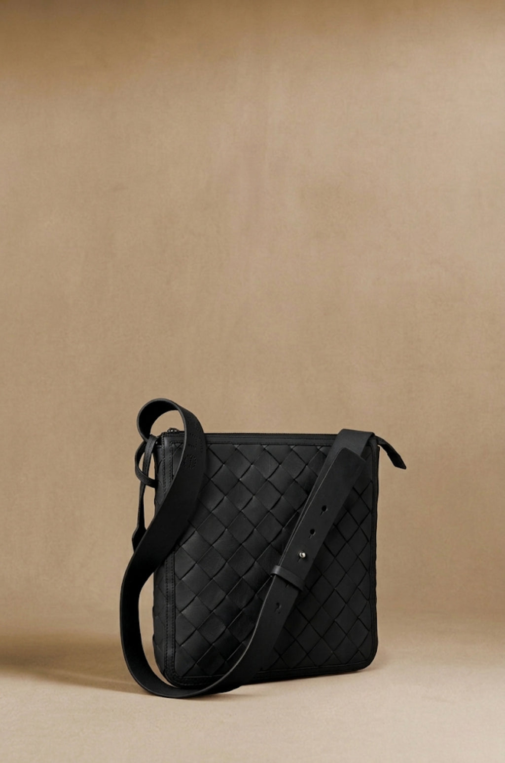 Agnès Medium braided leather tote in black vegetable-tanned leather, front view — Biche Maison Dréan
