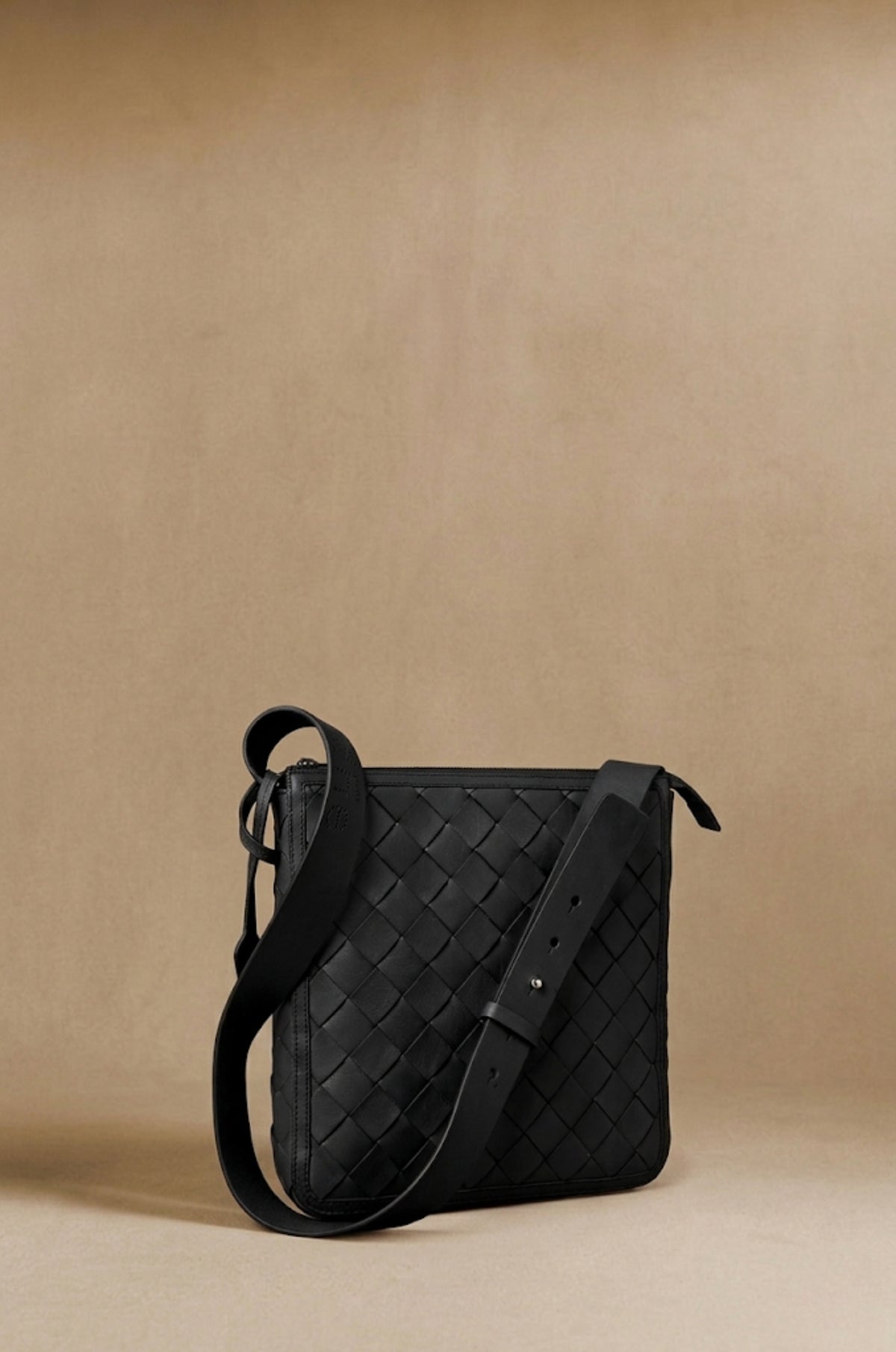 Agnès Medium braided leather tote in black vegetable-tanned leather, front view — Biche Maison Dréan
