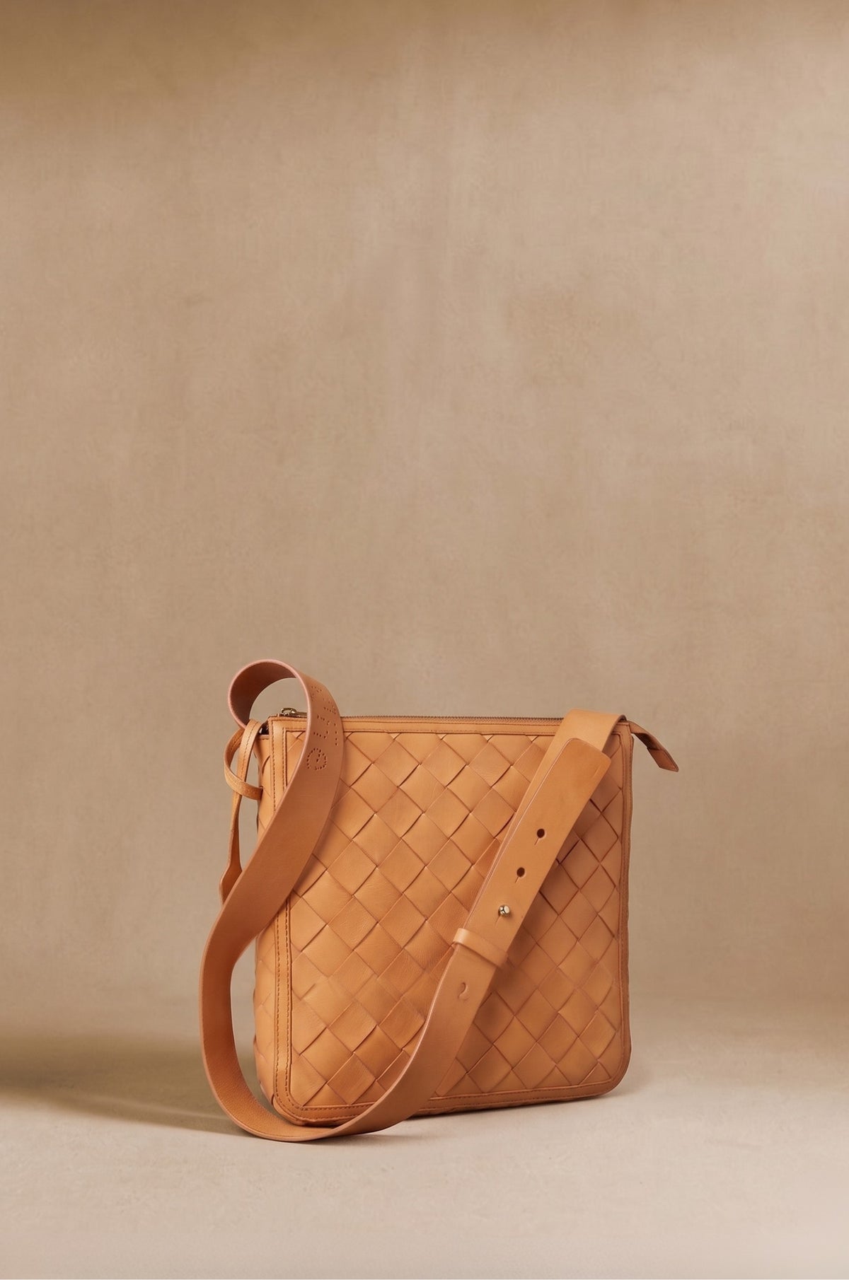 Agnès Medium braided leather tote in natural vegetable-tanned leather, front view — Biche Maison Dréan
