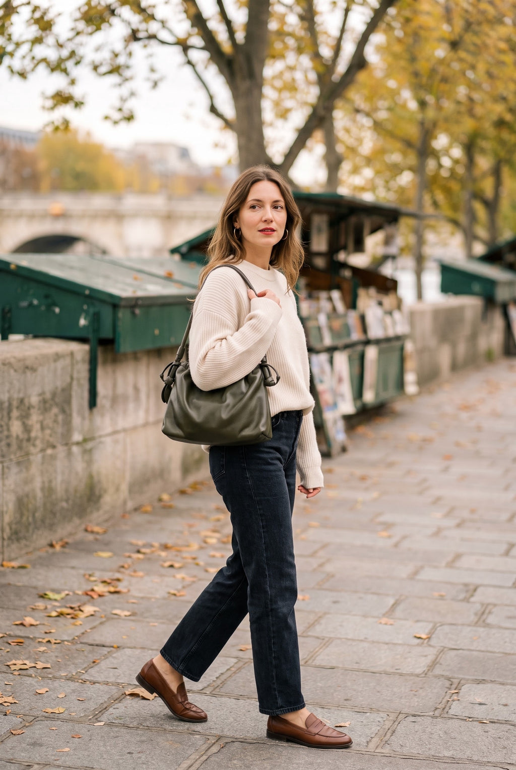 Woman wearing the Eva Grande calf leather laptop bag — Biche Maison Dréan