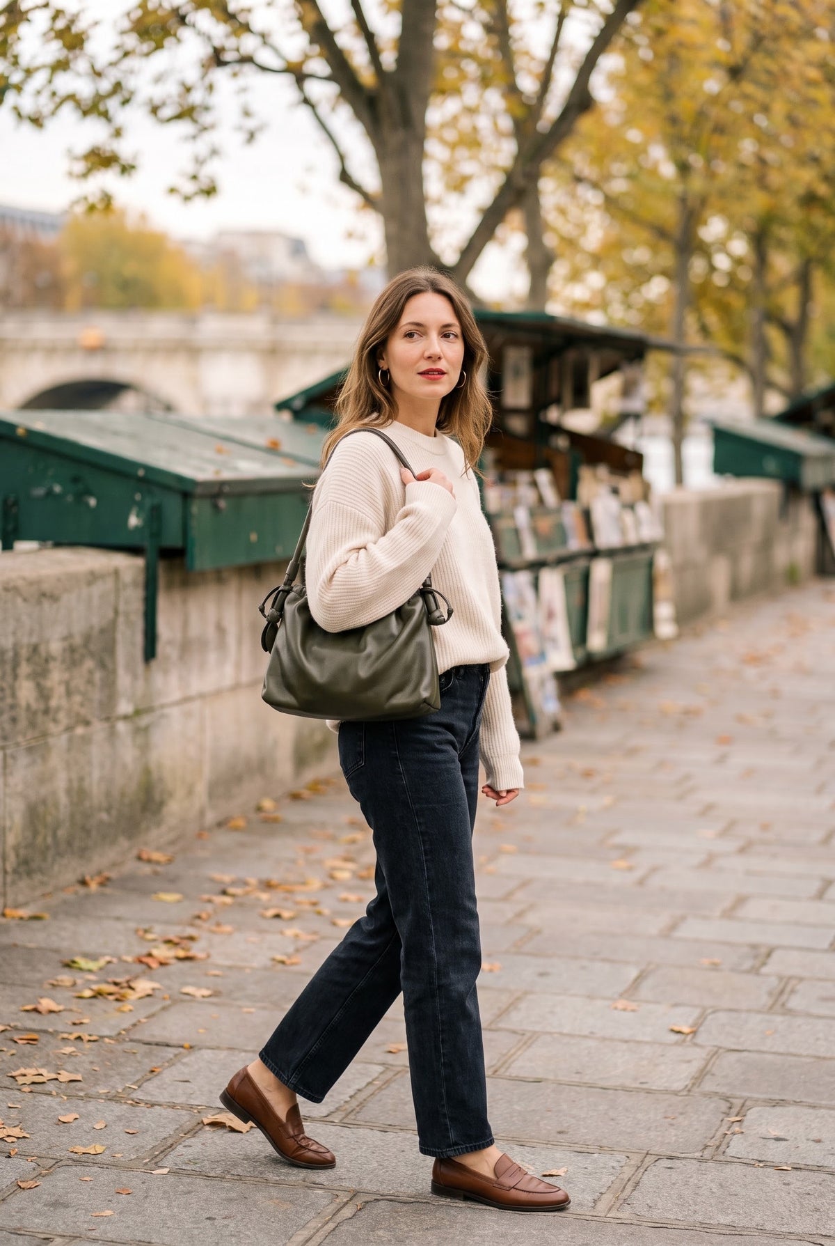 Woman wearing the Eva Grande calf leather laptop bag — Biche Maison Dréan
