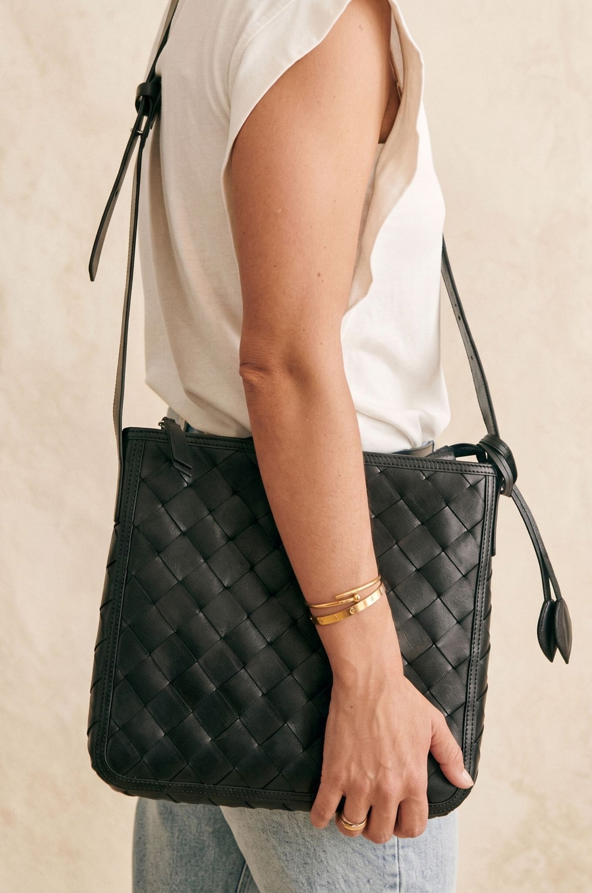 Woman wearing the Agnès Medium braided leather tote on the shoulder — Biche Maison Dréan