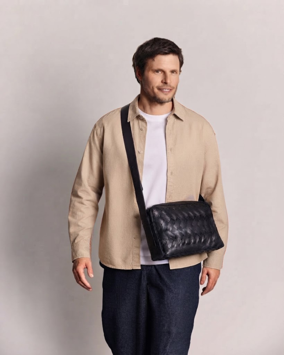Man wearing the Aircrew braided calfskin crossbody bag — Biche Maison Dréan
