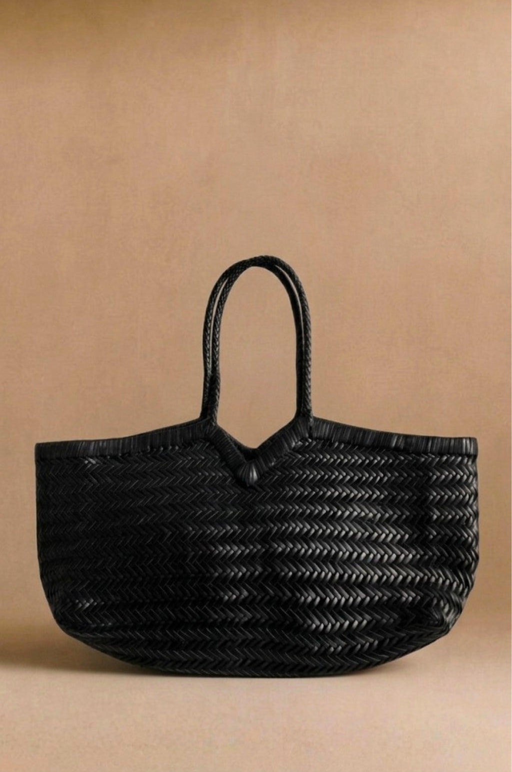 Panier V handwoven leather basket bag in black, front view — Biche Maison Dréan
