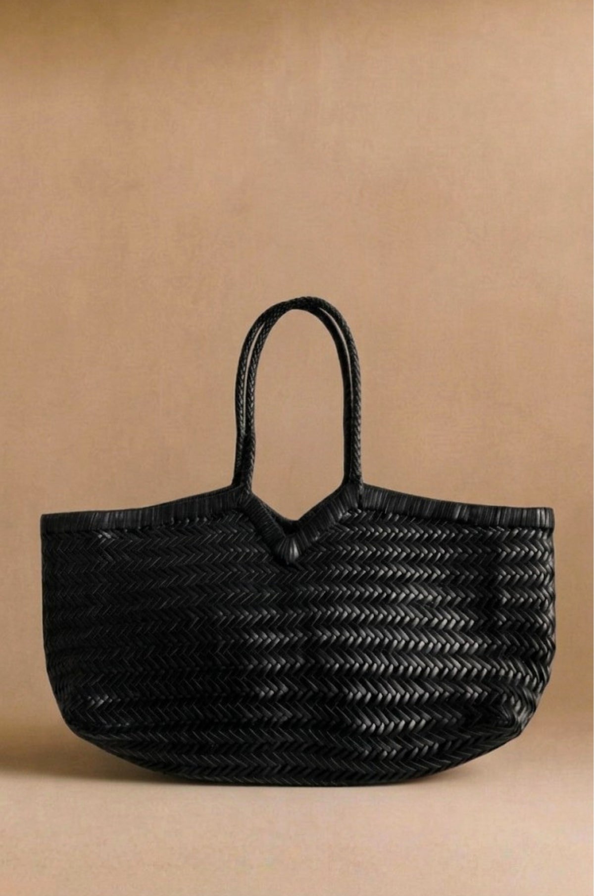 Panier V handwoven leather basket bag in black, front view — Biche Maison Dréan
