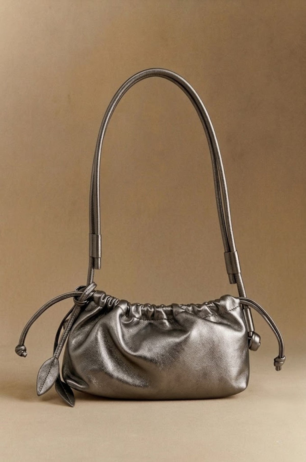 Eva Grande leather laptop bag in silver, front view — Biche Maison Dréan

