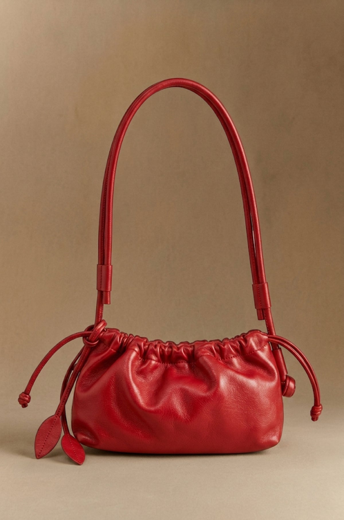 Eva Grande leather laptop bag in red, front view — Biche Maison Dréan
