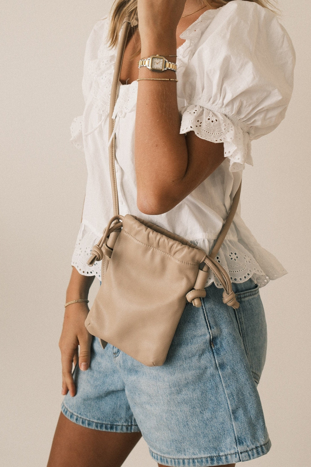 Woman wearing the Eva Mini leather bag crossbody — Biche Maison Dréan
