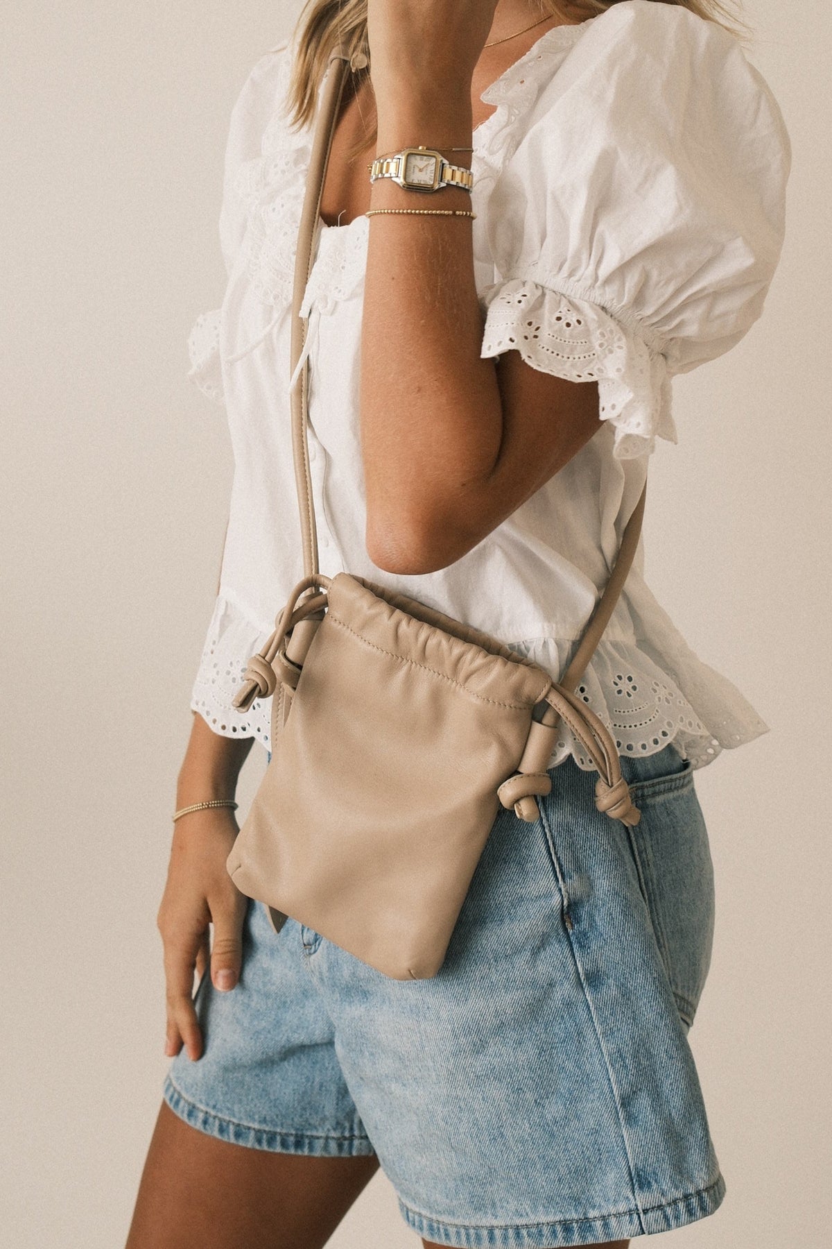 Woman wearing the Eva Mini leather bag crossbody — Biche Maison Dréan

