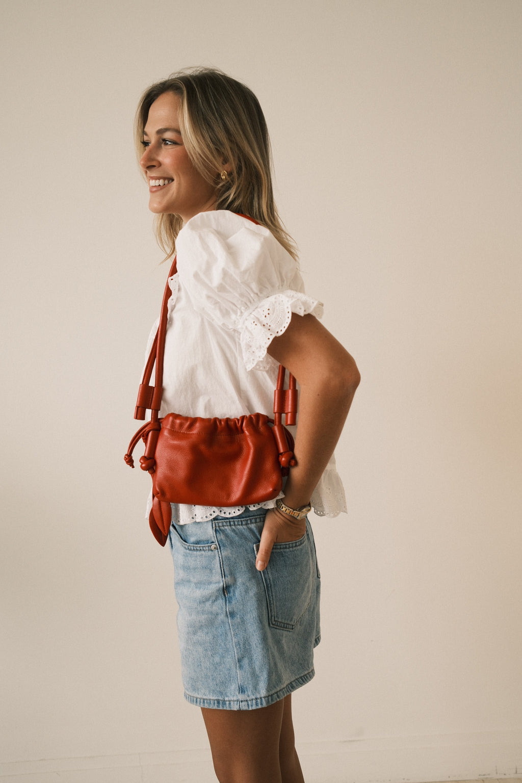 Woman wearing the Eva Mini leather bag crossbody — Biche Maison Dréan
