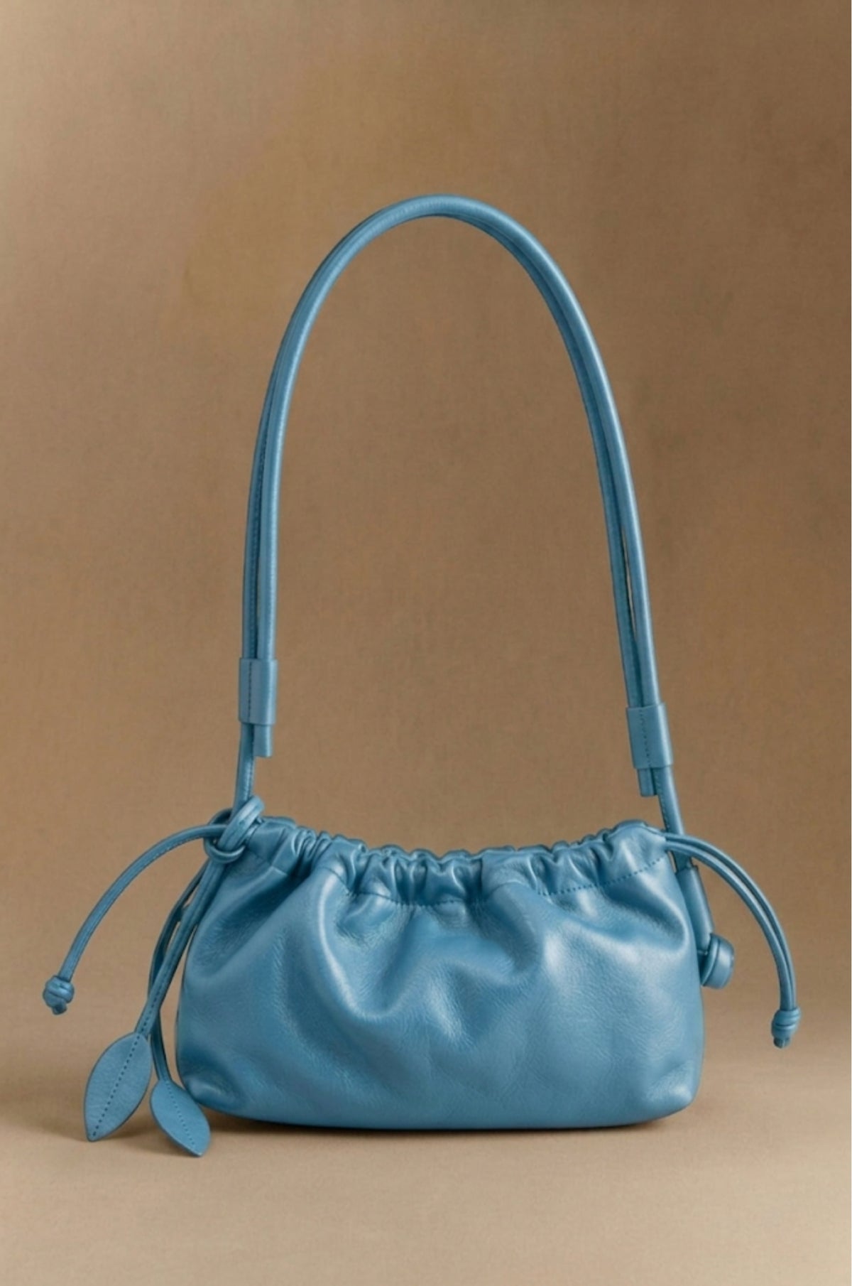 Eva Grande leather laptop bag in bluer, front view — Biche Maison Dréan
