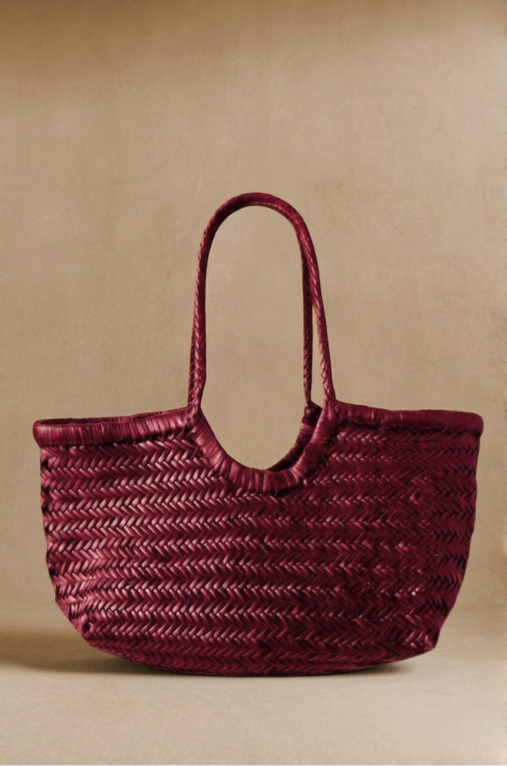 Panier U Shape handwoven leather basket bag in red, front view — Biche Maison Dréan
