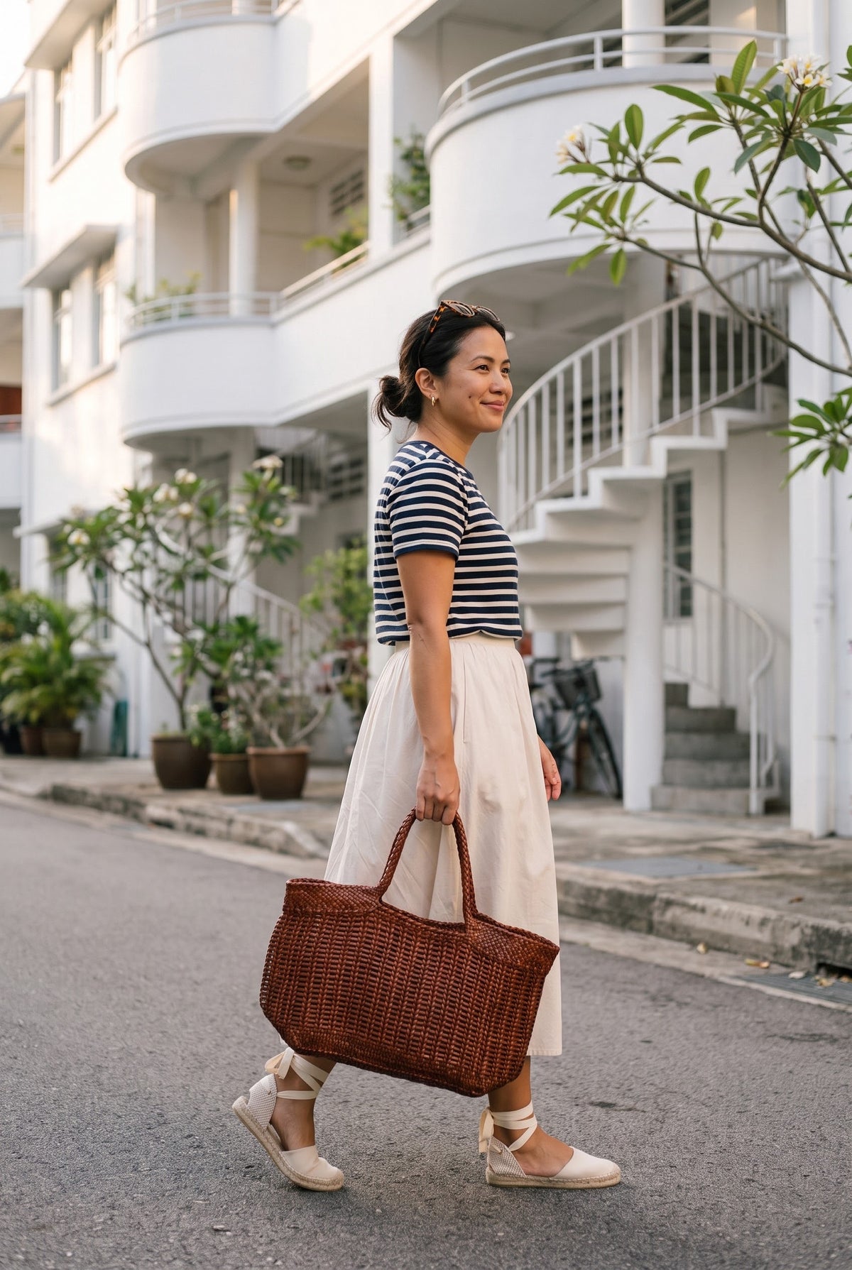 Woman wearing the Panier Lisa handwoven leather basket bag — Biche Maison Dréan