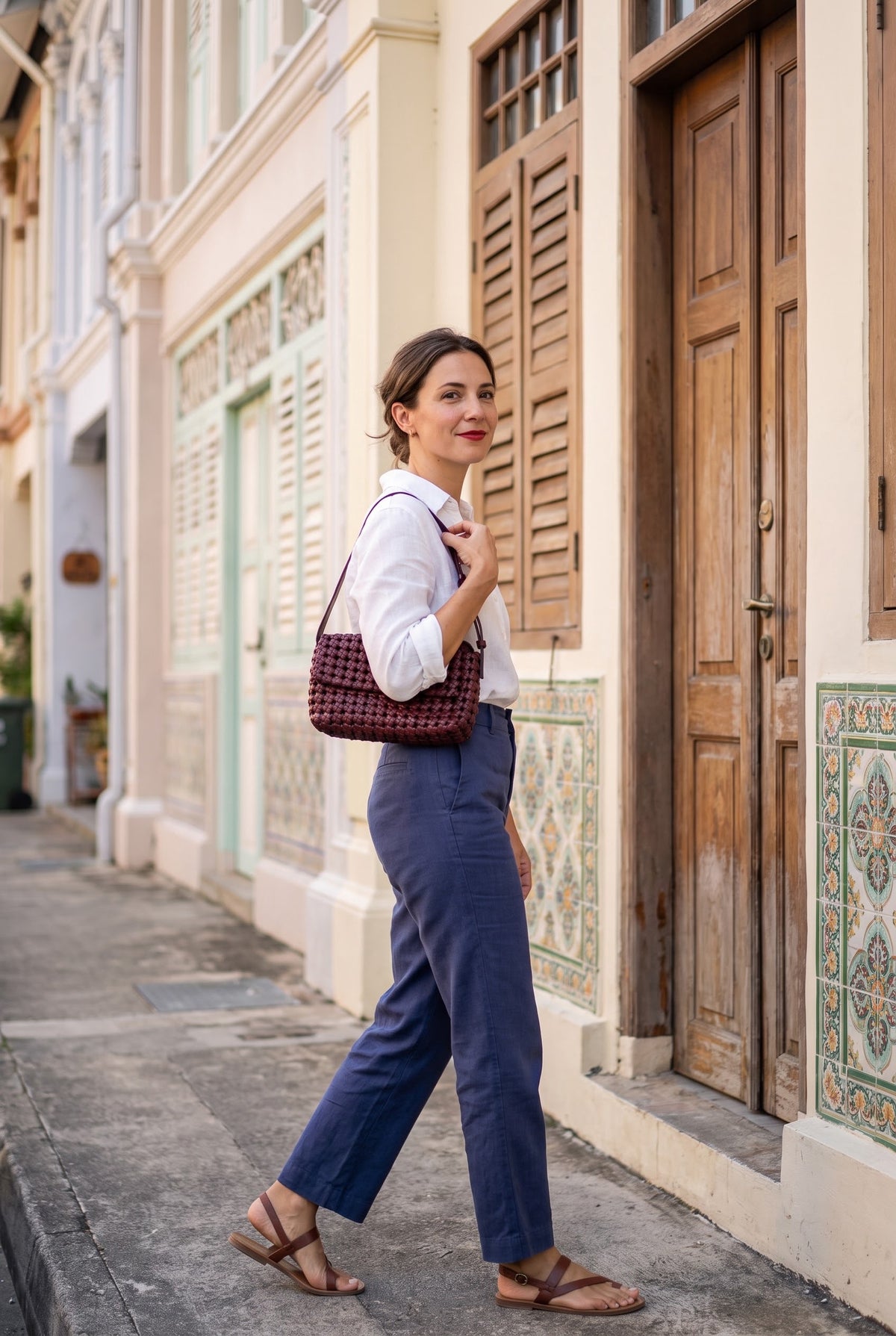 Woman wearing the Bibi hand-knotted leather bag — Biche Maison Dréan