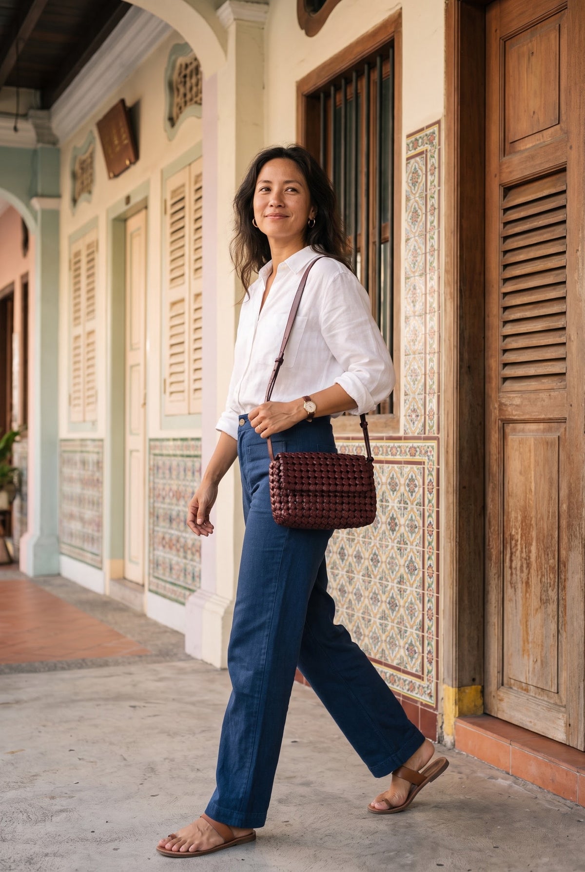 Woman wearing the Bibi hand-knotted leather bag — Biche Maison Dréan
