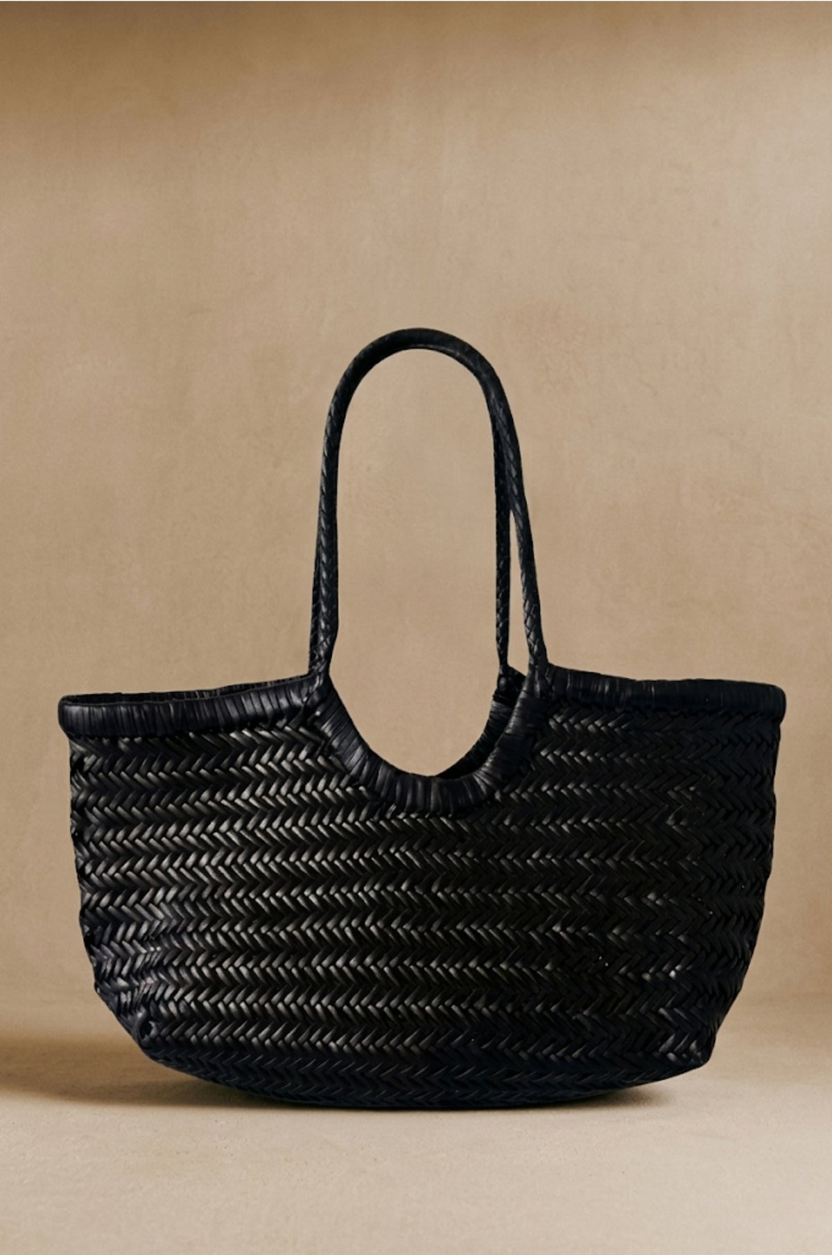 Panier U Shape handwoven leather basket bag in black, front view — Biche Maison Dréan
