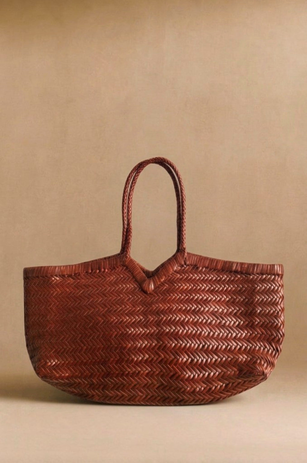 Panier V handwoven leather basket bag in cognac, front view — Biche Maison Dréan
