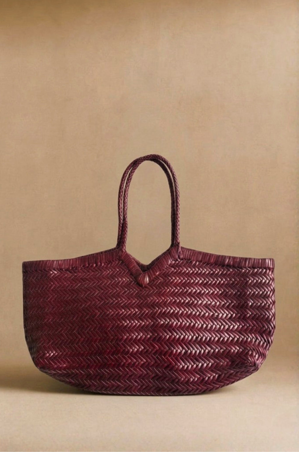 Panier V handwoven leather basket bag in red, front view — Biche Maison Dréan
