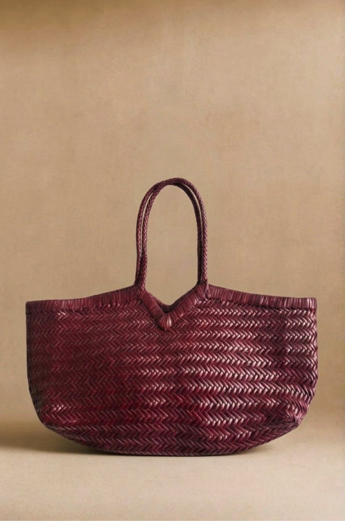 Panier V handwoven leather basket bag in red, front view — Biche Maison Dréan
